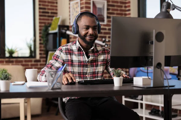 Ofis Çalışanı Evden Bilgisayarla Çalışıyor Kulaklıkla Müzik Podcast Programı Dinliyor — Stok fotoğraf