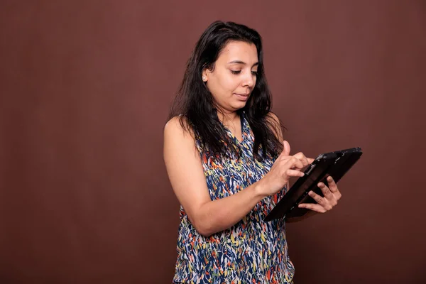 Elektronik Tablet Tutan Hintli Bir Kadın Dokunmatik Ekranda Yazı Yazıyor — Stok fotoğraf