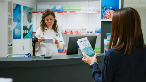 Консультант Здравоохранению Показывает Пакет Фармацевтических Продуктов Азиатской Женщине Аптеке Объясняя — стоковое фото