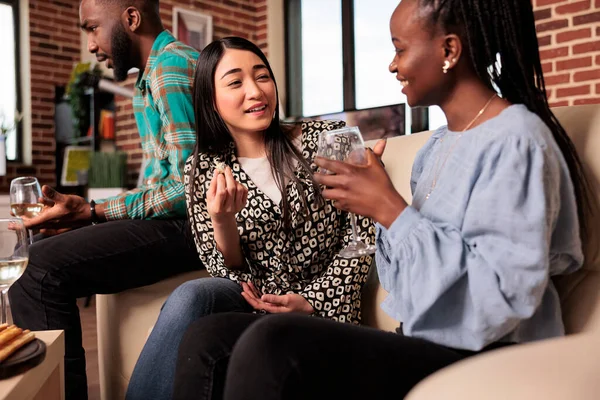 Διάφορες Εθνικότητες Νεαρές Ενήλικες Γυναίκες Που Συνομιλούν Χαρούμενα Μιλάνε Πίνουν — Φωτογραφία Αρχείου