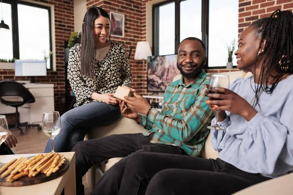 문화적 성인들 집에서 파티를 와인을 즐기고 간식을 먹습니다 아프리카 미국인 — 스톡 사진