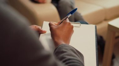 Erkek terapist, mutsuz bir kadınla psikoloji seansında ilişki problemlerinden şikayet ediyor. Terapi toplantısında danışman yazma raporu. Kapat..