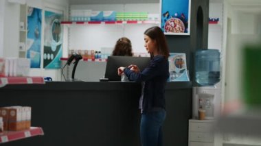 Asyalı müşteriler ilaç ve vitamin için akıllı adımlar atıyorlar eczaneden ilaç alıyorlar. Tıbbi tedavi ve sağlık sigortası ödeyen bir müşteri. Üçayak atışı.