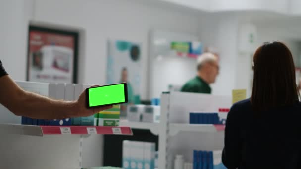 Smartphone Mostrando Modelo Greenscreen Horizontal Loja Farmacêutica Display Isolado Com — Vídeo de Stock