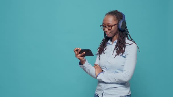 Mladý Dospělý Sledování Filmu Aplikaci Smartphone Pomocí Bezdrátových Sluchátek Poslouchat — Stock video