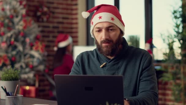 Male Worker Talking Videocall Conference Webcam Wearing Santa Hat Christmas — Stock Video