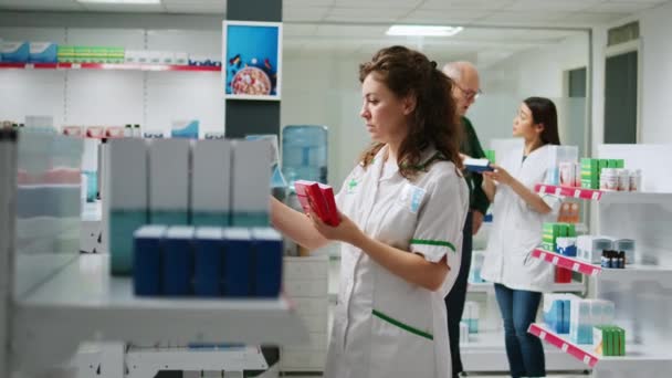 Farmacéutica Sonriente Examinando Paquetes Pastillas Para Ayudar Los Clientes Con — Vídeo de stock