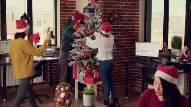 Equipo Multiétnico Personas Que Ponen Decoración Del Árbol Navidad Oficina — Vídeos de Stock