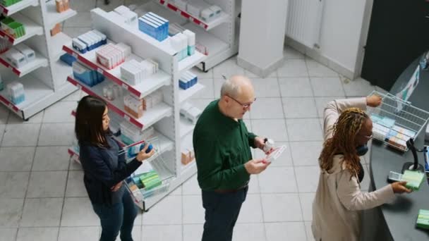 在药店柜台排队买药或药丸的顾客多种多样 他们都有处方药 需要补充剂 购买药品和药品的人 — 图库视频影像