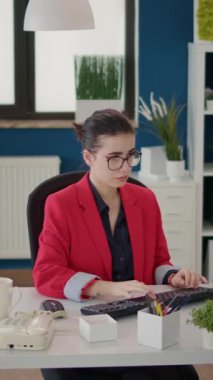 Dikey video: Şirket lideri iş büyümesi, planlama stratejisi ve finansal kalkınma için bilgisayar üzerinde grafikler kullanıyor. Başlangıçta satış istatistikleri ve veri grafikleriyle çalışan ofis çalışanı.