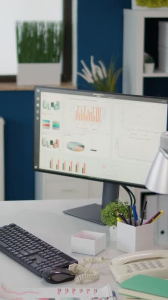 다이어그램에 통계를 컴퓨터 스크린이 스타트업 사무실에 비즈니스 성장을 차트를 모니터를 — 비디오