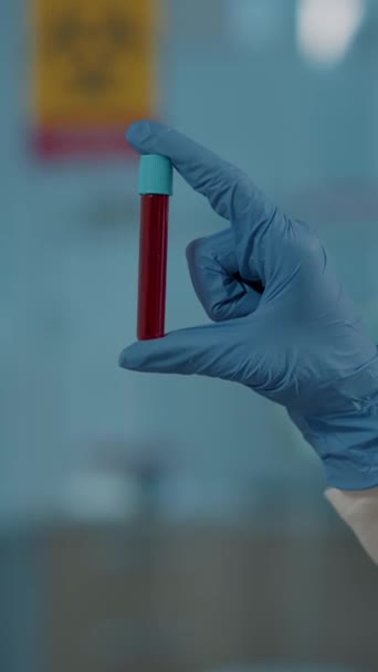 Vertikales Video Laborarbeiter Mit Roter Substanz Reagenzglas Für Wissenschaftliche Analysen — Stockvideo