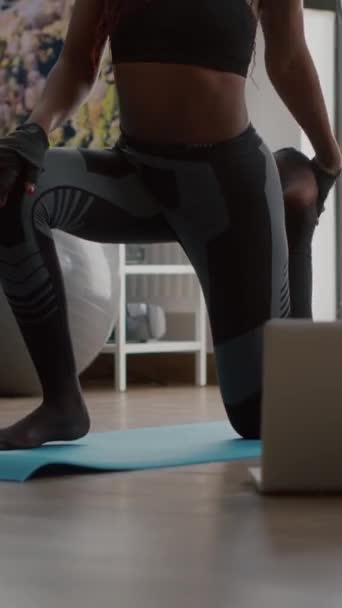Verticale Video Fitnessvrouw Met Een Donkere Huid Die Yoga Workout — Stockvideo