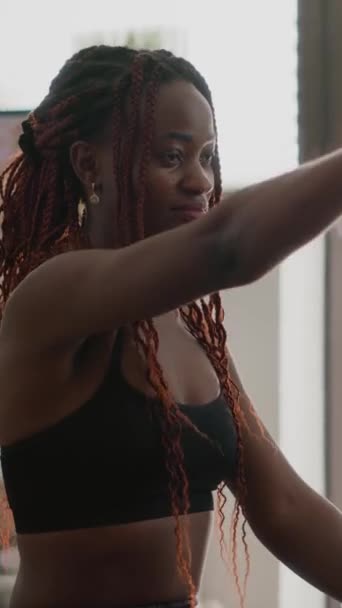 Verical Video Λεπτή Μαύρη Γυναίκα Εκπαιδεύτρια Ασκήσεις Γυμναστικής Σώματος Κουδουνάκια — Αρχείο Βίντεο