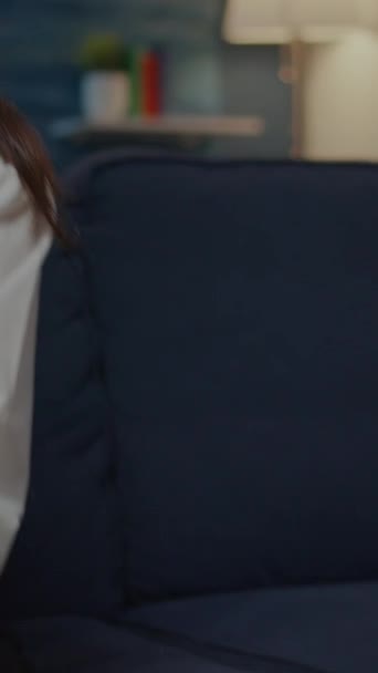 Вертикальное Видео Портрет Молодой Женщины Миской Чипсов Сидящей Дома Диване — стоковое видео