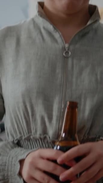 Вертикальне Відео Портрет Жінки Пляшкою Пива Руці Напоїв Після Роботи — стокове відео