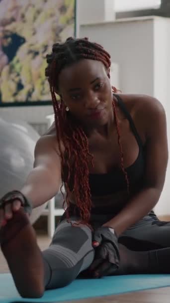 Verical Video Γυναίκα Μαύρο Δέρμα Που Γυμνάζεται Στο Living Room — Αρχείο Βίντεο