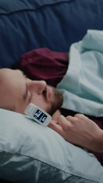 Κάθετο Βίντεο Κοντινό Πλάνο Του Άρρωστου Που Κοιμάται Στον Καναπέ — Αρχείο Βίντεο