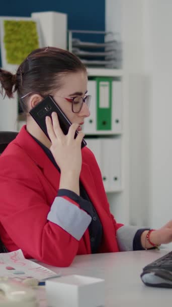 Vídeo Vertical Analista Investigación Conversando Sobre Llamadas Telefónicas Oficina Hablando — Vídeos de Stock