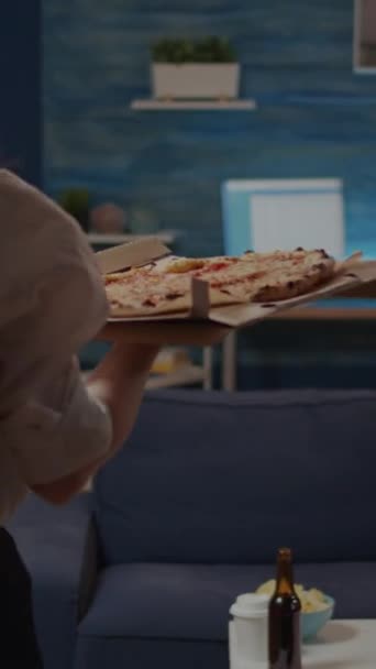 Verticale Video Jonge Volwassene Ontvangt Thuis Afhaalmaaltijden Vrouw Met Pizza — Stockvideo