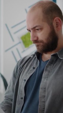 Dikey video: Ofiste kentsel yapı tasarımı için yapı modelini analiz eden insan mimarının portresi. Projenin gayrımenkul yapısını ve planını planlamak için Macette ile çalışan mühendis.
