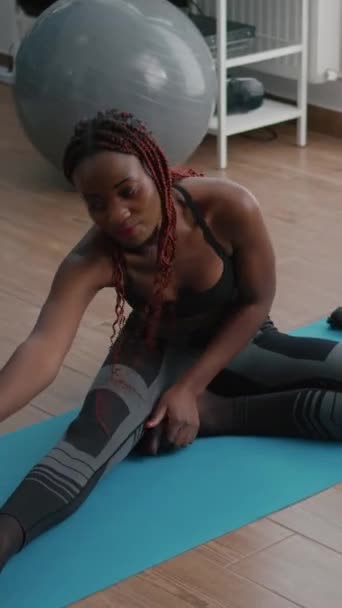 Esnek Formda Bir Zenci Kadın Oturma Odasındaki Yoga Haritasında Esneme — Stok video