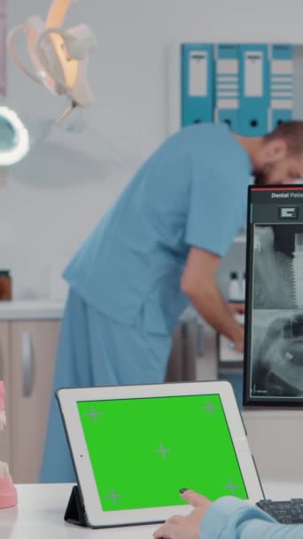 Vídeo Vertical Ortodontista Usando Tela Verde Horizontal Tablet Para Cuidados — Vídeo de Stock