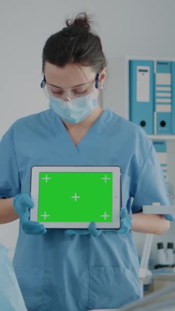Vertikal Video Sjuksköterska Och Patient Analysera Grön Skärm Digital Surfplatta — Stockvideo