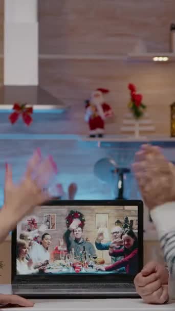 Vidéo Verticale Couple Utilisant Appel Vidéo Parler Famille Veille Noël — Video