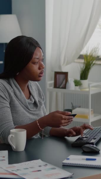 Verticale Video Zwarte Vrouw Met Elektronische Creditcard Typen Online Betaling — Stockvideo