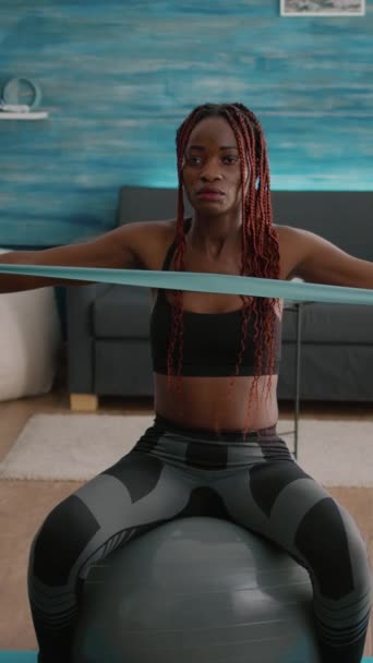 Vidéo Verticale Adapter Femme Noire Faisant Des Exercices Yoga Utilisant — Video