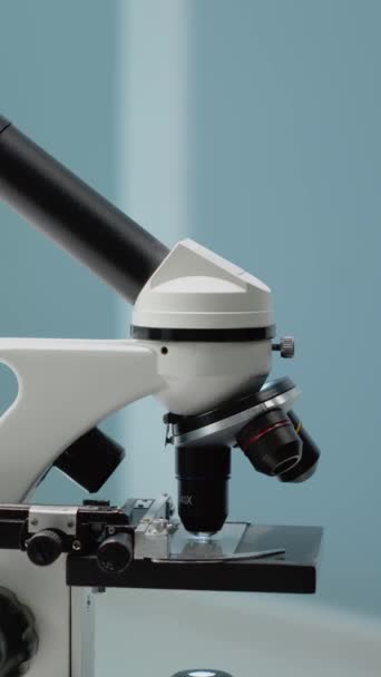 Vídeo Vertical Microscopio Científico Laboratorio Investigación Profesional Escritorio Primer Plano — Vídeos de Stock