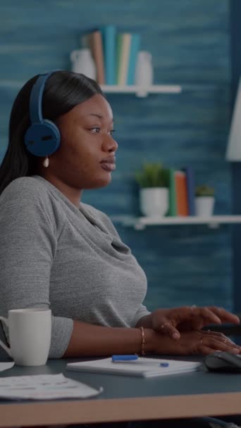 Vertical Video Student Black Skin Having Headphone Puts Listening Online — Stock Video