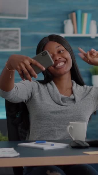Vídeo Vertical Atractivo Estudiante Negro Sonriendo Cámara Mientras Toma Selfie — Vídeo de stock