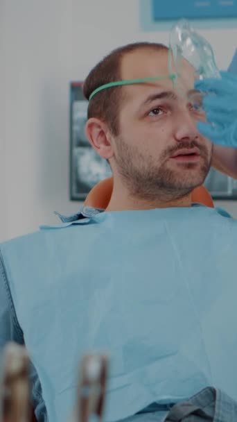 Vídeo Vertical Paciente Con Máscara Oxígeno Recibiendo Anestésico Gabinete Odontología — Vídeo de stock