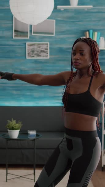 Verical Video Αθλητική Γυναίκα Μαύρο Δέρμα Προθερμαίνεται Πριν Την Αερόβια — Αρχείο Βίντεο