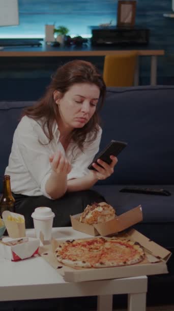 Video Verticale Donna Affari Che Utilizza Smartphone Mentre Mangia Una — Video Stock