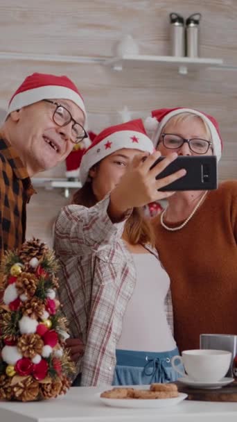 Pionowe Wideo Wnuczka Robi Selfie Przy Użyciu Smartfona Dziadkami Podczas — Wideo stockowe