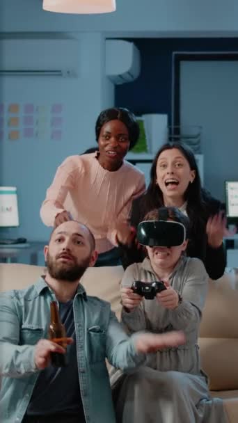 Dikey Video Çıkışı Arkadaşları Içki Video Oyunlarından Keyif Alıyor Gözlüklü — Stok video