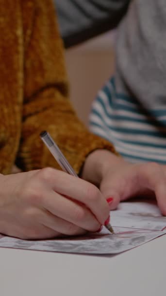 Dikey Video Bir Kadının Elinde Kalem Tutarken Kış Kutlaması Için — Stok video