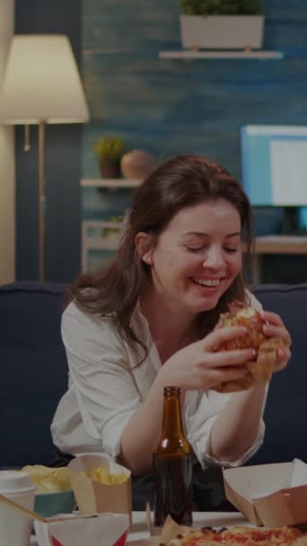 Vídeo Vertical Persona Viendo Comedia Televisión Comiendo Deliciosa Hamburguesa Relajándose — Vídeos de Stock