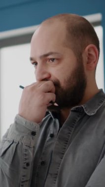 Dikey video: İnşaat düzeni için strateji oluşturmayı düşünen mimarı kapatın. Mimarlık ofisinde Macette 'e bakarken şehir planını tasarlamak için fikir üreten adam mühendis.