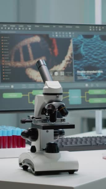 Video Vertikal Mikroskop Meja Laboratorium Dengan Peralatan Penelitian Medis Klinik — Stok Video