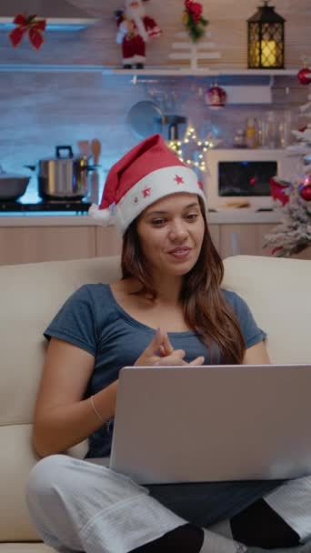 Vertikální Video Žena Pomocí Videohovoru Komunikace Notebooku Pro Vzdálené Vánoční — Stock video