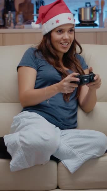 Vídeo Vertical Mulher Jogando Videogames Console Com Controle Para Festa — Vídeo de Stock