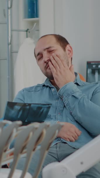 Vertikal Video Patienten Klagar Tandvärk Stomatologi Konsultation Medan Tandläkare Analyserar — Stockvideo