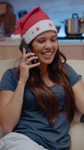 Vertikální Video Veselá Žena Mluví Přáteli Smartphonu Vánoční Oslavu Slavnostní — Stock video