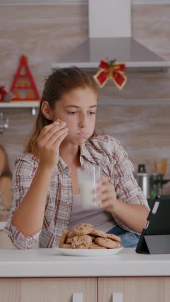 Vídeo Vertical Retrato Niños Comiendo Galletas Horneadas Deliciosas Bebiendo Leche — Vídeo de stock