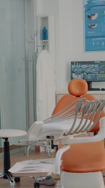 Vídeo Vertical Paciente Chegando Consulta Check Odontológico Gabinete Estomatologia Preparando — Vídeo de Stock
