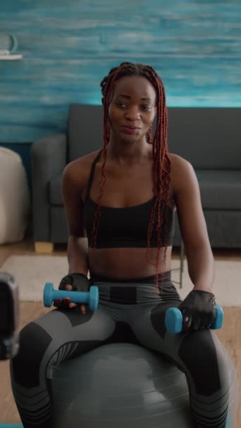 Verticale Video Zwarte Vrouwelijke Trainer Oefent Ochtends Yoga Oefening Zittend — Stockvideo